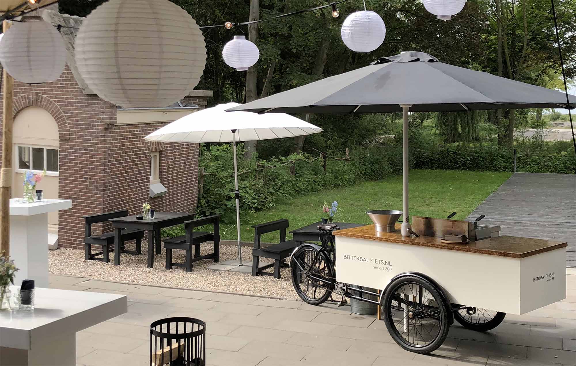 De Bitterbal Fiets op een event in de tuin